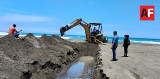 Realizan apertura de boca en Playa Tecuanillo, Tecomán