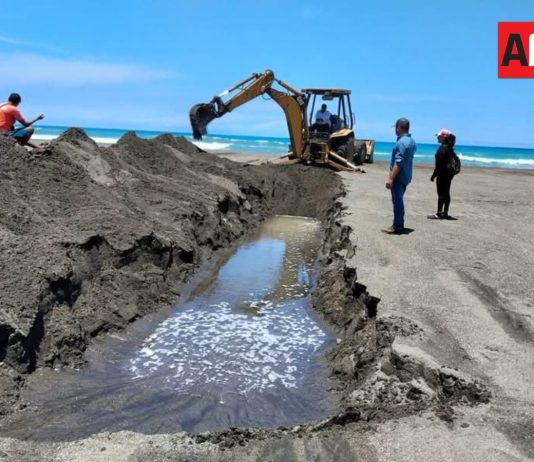 Realizan apertura de boca en Playa Tecuanillo, Tecomán