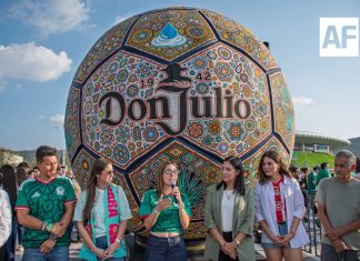 Presentan en Guadalajara balón monumental inspirado en el arte Wixárika rumbo al Mundial 2026