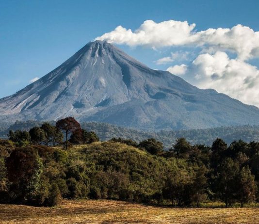 Volcán de Colima está en calma y estable, representa riesgo bajo: UEPC