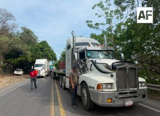 Accidente entre tractocamiones en libramiento El Colomo en Manzanillo; sugieren tomar vías alternas