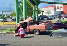 Muere un hombre tras chocar su camioneta contra puente peatonal frente a Plaza Zentralia