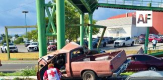 Muere un hombre tras chocar su camioneta contra puente peatonal frente a Plaza Zentralia