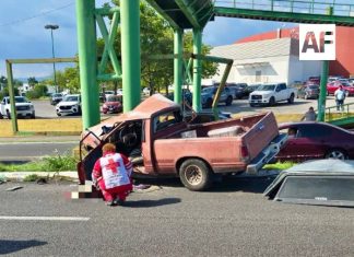 Muere un hombre tras chocar su camioneta contra puente peatonal frente a Plaza Zentralia