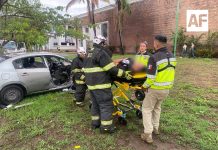 Atienden UEPC Colima y CRUM volcadura en autopista, en Loma de Juárez