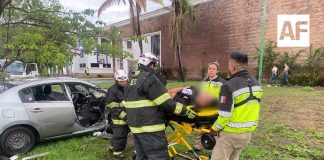 Atienden UEPC Colima y CRUM volcadura en autopista, en Loma de Juárez