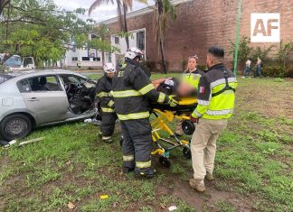 Atienden UEPC Colima y CRUM volcadura en autopista, en Loma de Juárez