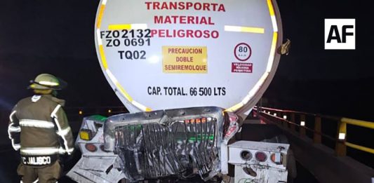 Continúan labores tras choque de dos tráileres cisterna en la autopista Guadalajara-Colima; realizarán trasvase de gasolina