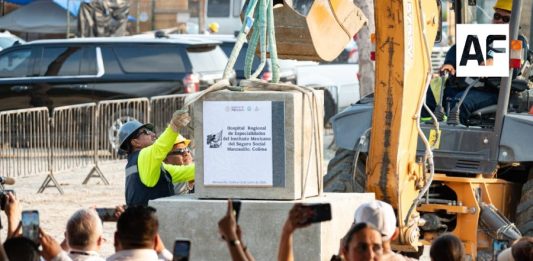 Indira Vizcaíno y Claudia Sheinbaum colocaron la primera piedra del Hospital Regional de Especialidades del IMSS Manzanillo