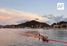 Secretaría de Marina realiza labores de contención por derrame de hidrocarburo en aguas marinas de Manzanillo