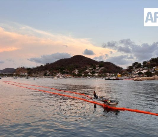 Secretaría de Marina realiza labores de contención por derrame de hidrocarburo en aguas marinas de Manzanillo