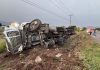 CRUM brinda atención a conductor de tractocamión volcado en la autopista Colima-Manzanillo