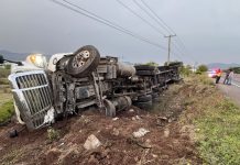 CRUM brinda atención a conductor de tractocamión volcado en la autopista Colima-Manzanillo