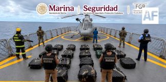 Marina asegura 829 kilos de presunta cocaína frente a las costas de Guerrero; detienen a cinco personas