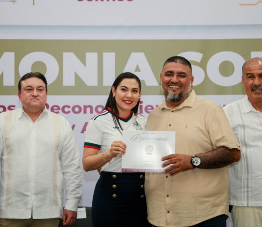 Indira Vizcaíno entrega estímulos a personal de apoyo y asistencia a la educación