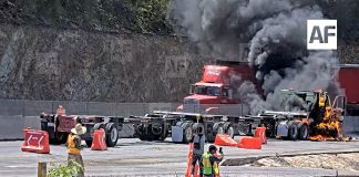 Incendio de tractocamión obstruye un carril en la autopista Colima-Manzanillo: UEPC Colima