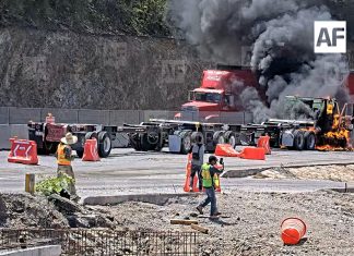 Incendio de tractocamión obstruye un carril en la autopista Colima-Manzanillo: UEPC Colima