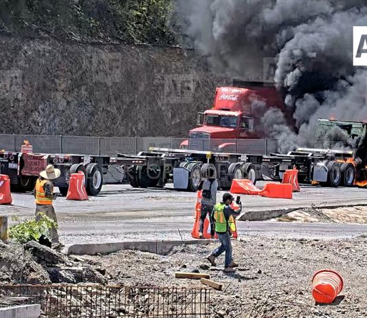 Incendio de tractocamión obstruye un carril en la autopista Colima-Manzanillo: UEPC Colima