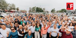 Alcaldesa de Guadalajara entrega kits mundialistas a taxistas para promover el turismo durante el Mundial 2026