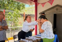 Entrega Tey lentes gratis a personas adultas mayores y con discapacidad