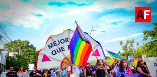 Marcha del Orgullo llena de color las calles de Colima