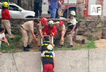 Rescatan a joven y a una menor arrastradas por la corriente en canal de avenida Patria, en Zapopan