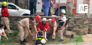 Rescatan a joven y a una menor arrastradas por la corriente en canal de avenida Patria, en Zapopan