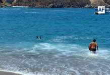 Guardavidas rescatan a padre e hija de Aguascalientes en el mar, en Manzanillo