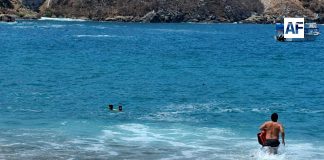 Guardavidas rescatan a padre e hija de Aguascalientes en el mar, en Manzanillo