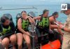 Personal naval rescata a cinco mujeres atrapadas por el oleaje en Playa del Toro, Nayarit