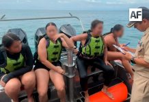 Personal naval rescata a cinco mujeres atrapadas por el oleaje en Playa del Toro, Nayarit