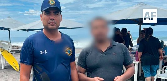 Guardavidas de UEPC Colima y Protección Civil Armería rescatan del mar a turista de El Salto, Jalisco