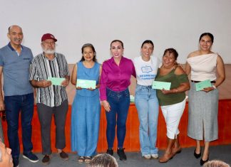 Entrega Tey Gutiérrez 25 visas americanas en Minatitlán
