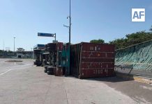 Reportan volcadura de tráiler en el puerto de Manzanillo; solo hubo daños materiales