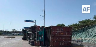 Reportan volcadura de tráiler en el puerto de Manzanillo; solo hubo daños materiales