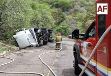 Vuelca pipa cargada con gasolina y provoca cierre total de la carretera federal 70 en Atenguillo