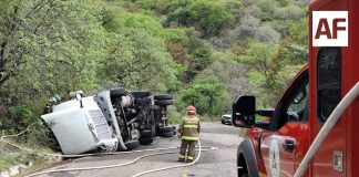 Vuelca pipa cargada con gasolina y provoca cierre total de la carretera federal 70 en Atenguillo