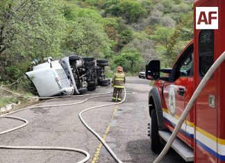 Vuelca pipa cargada con gasolina y provoca cierre total de la carretera federal 70 en Atenguillo