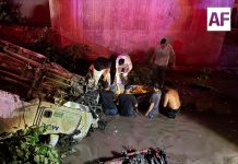 Atienden UEPC y CRUM volcadura e incendio de tráiler en carretera, a la altura de Los Asmoles