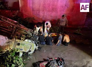 Atienden UEPC y CRUM volcadura e incendio de tráiler en carretera, a la altura de Los Asmoles