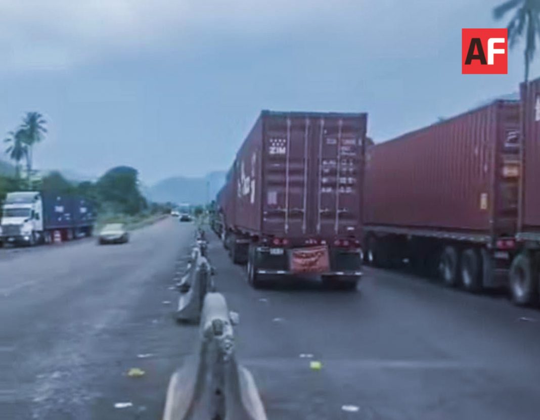 Congestionamiento de tráileres en Autopista a Manzanillo