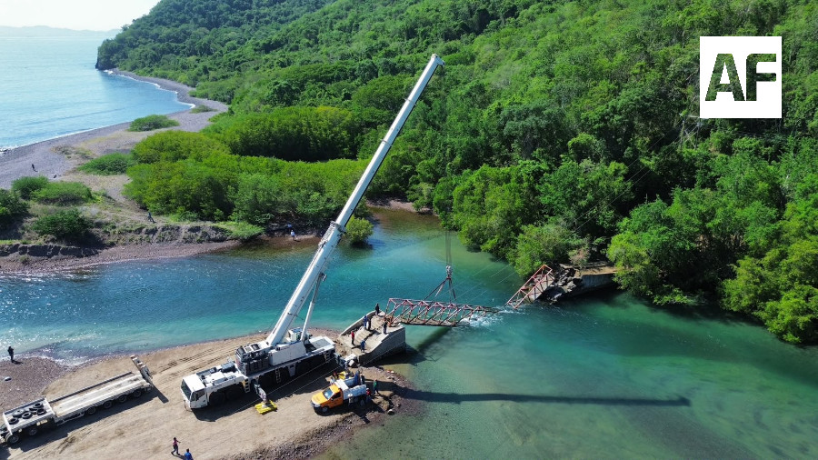 Inician trabajos para quitar restos de puente colapsado en La Boquita3