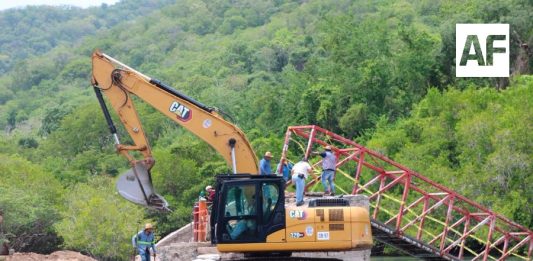 Inician remoción del puente colapsado en La Boquita; proyectan su reconstrucción