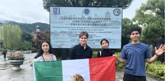 Participan universitarios en campamento de verano, en China