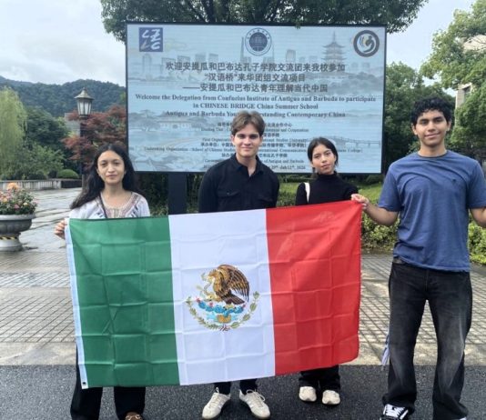 Participan universitarios en campamento de verano, en China