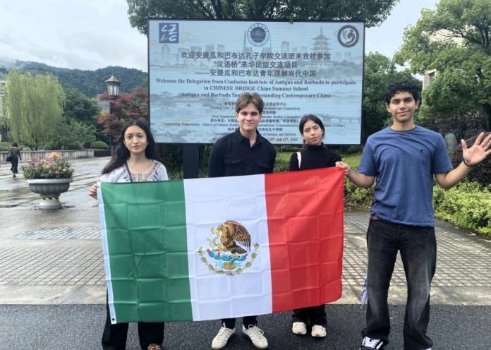 Participan universitarios en campamento de verano, en China