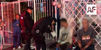 Policías de Guadalajara rescatan a dos hombres de vivienda en llamas