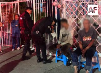 Policías de Guadalajara rescatan a dos hombres de vivienda en llamas