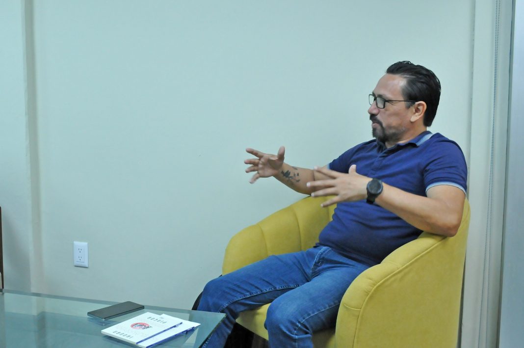 Publica Ihovan Pineda poemario El alcohol ya no es la fiesta