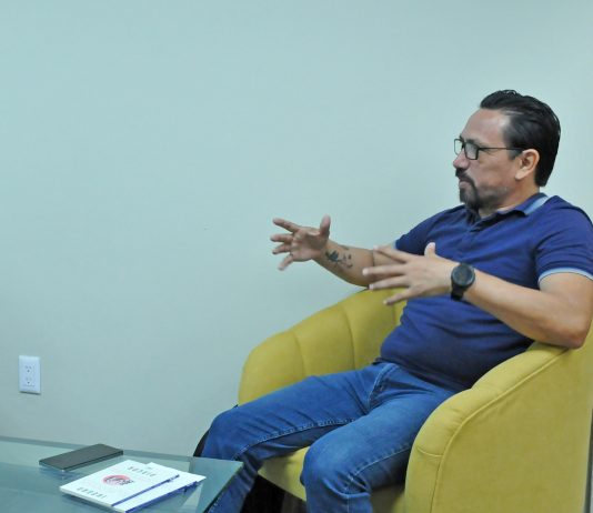 Publica Ihovan Pineda libro sobre la fractura entre el deseo y la realidad